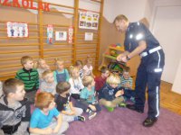 Spotkanie policjantów z dziećmi w przedszkolu w Gorzycach.