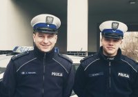 Policjanci mł.asp. Artur Sanecznik oraz sierż. Mateusz Kopka