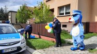 policjanci wieszają balony na bramie