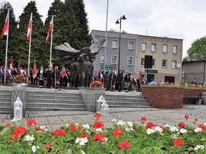 pod Pomnikiem Powstańców Śląskich trwają uroczystości związane z obchodami 3 Maja