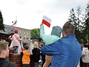 na zdjęciu widać uczestników obchodów z uroczystości związanych z świętem 3 Maja
