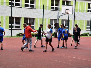 Na zdjęciu widać grupę młodzieży, którzy dziękują sobie za rozegrany mecz.