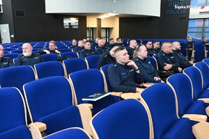 kadra kierownicza Wydziału Ruchu Drogowego podczas narady w auli Komendy Wojewódzkiej Policji w Katowicach